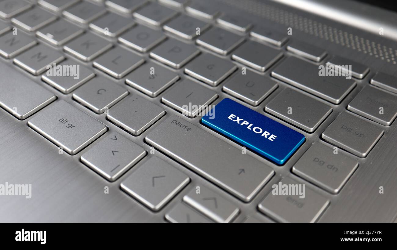 La tastiera con il testo di esplorazione sul tasto invio rappresenta l'esplorazione, la metafora dei segni Foto Stock