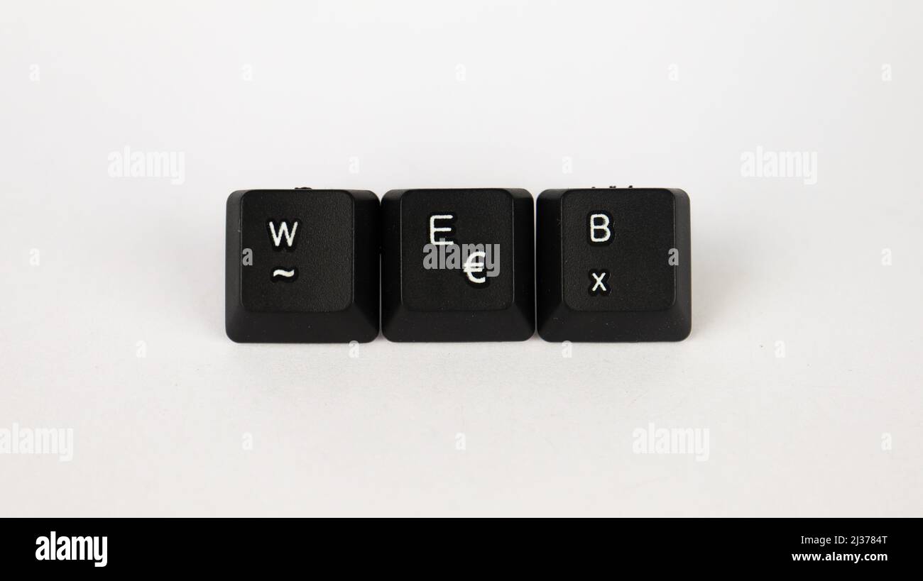 Testo Web creato con tasti della tastiera isolati su sfondo bianco, web bianco su tastiera nera, vista dall'alto Foto Stock