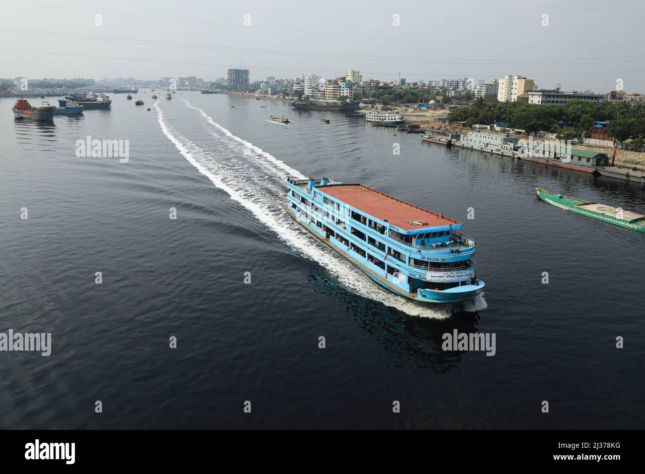 (NOTA DEI REDATTORI: Immagine scattata con il drone) Un lancio attraversa l'acqua inquinata pitch-black del fiume Buriganga a Dhaka. L'inquinamento idrico del fiume Buriganga ha raggiunto livelli allarmanti. Milioni di metri cubi di rifiuti tossici provenienti dalle concerie e migliaia di altre industrie, con un volume enorme di liquami non trattati dalla città di Dhaka. Foto Stock