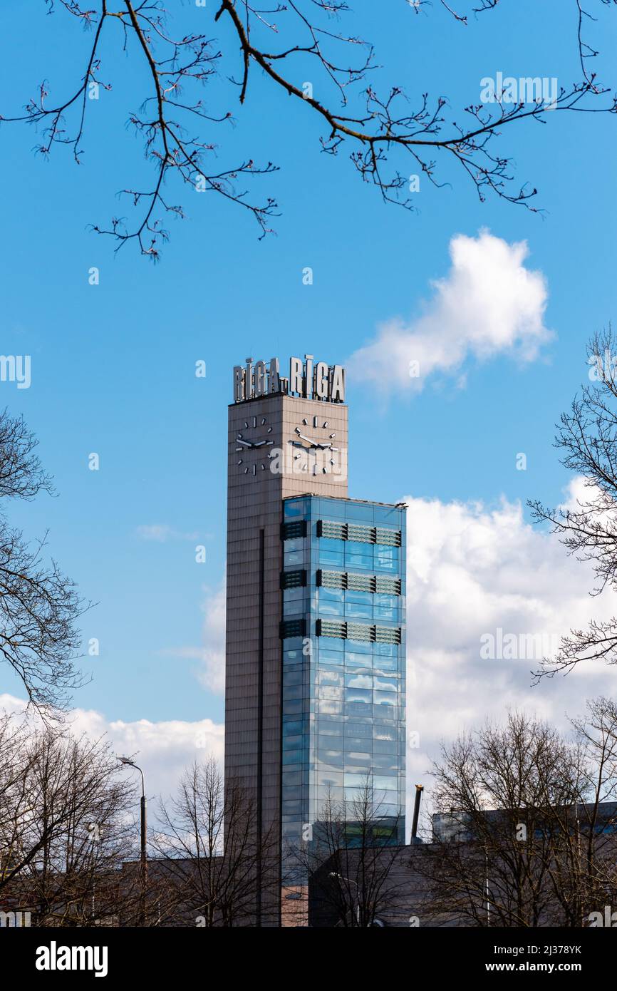 Stazione centrale torre con orologio a riga, Lettonia contro il cielo blu in primavera Foto Stock