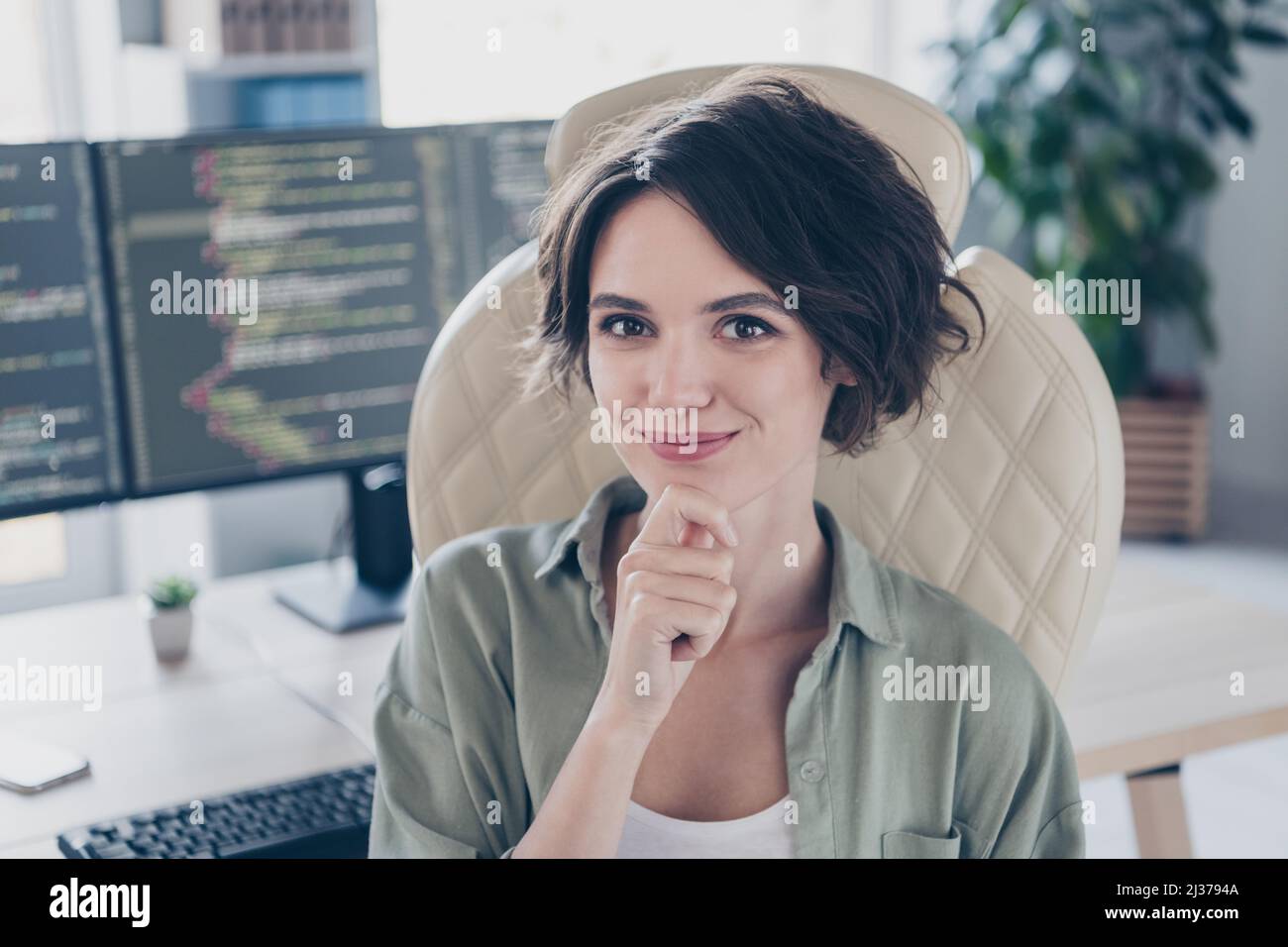 Ritratto di attraente sicuro esperto ragazza hacker codificatore qualità Assurance manager qa toccare mento al posto di lavoro stazione al chiuso Foto Stock