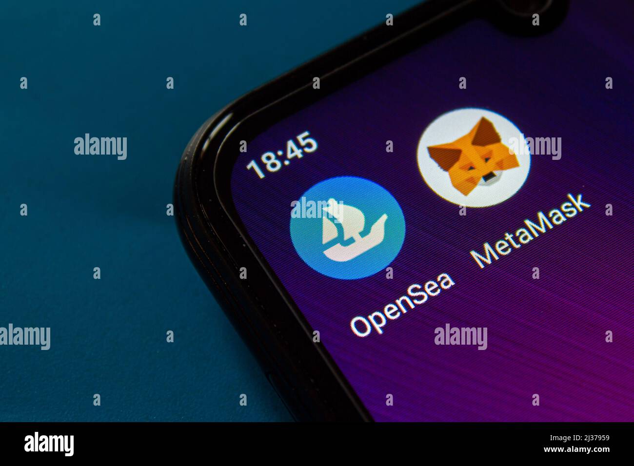 Icone delle applicazioni OpenSea e MetaMask sullo schermo dello smartphone. Afyonkarahisar, Turchia - 5 aprile 2022. Foto Stock