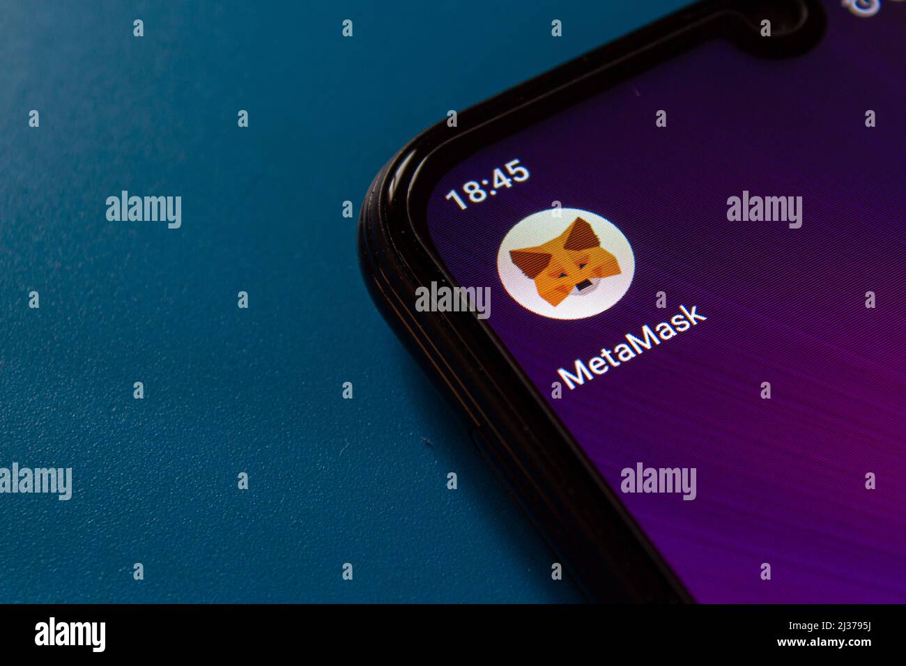 Icona dell'applicazione MetaMask Mobile sullo schermo dello smartphone. Afyonkarahisar, Turchia - 5 aprile 2022. Foto Stock