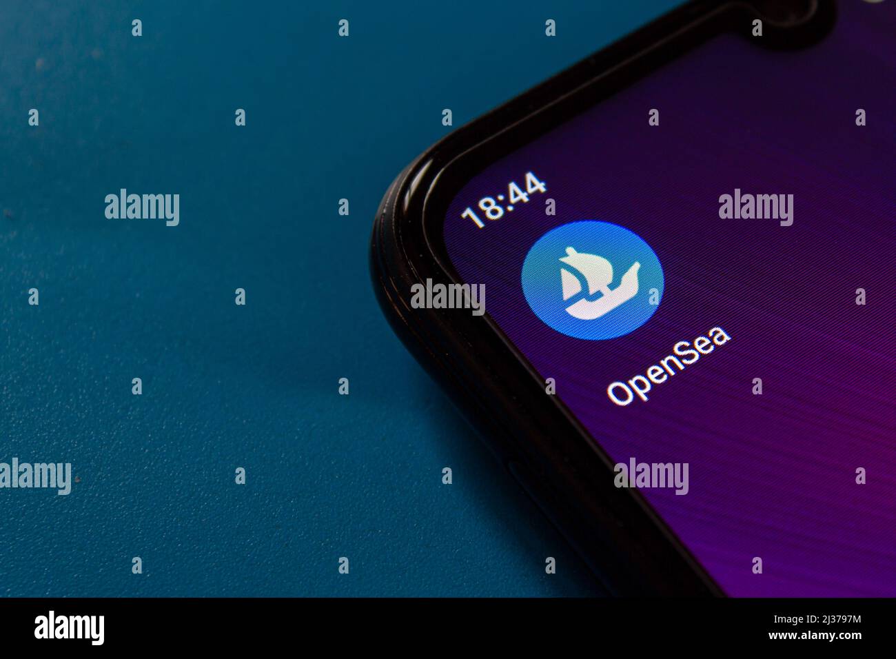 Icona dell'applicazione mobile OpenSea sullo schermo dello smartphone. Afyonkarahisar, Turchia - 5 aprile 2022. Foto Stock