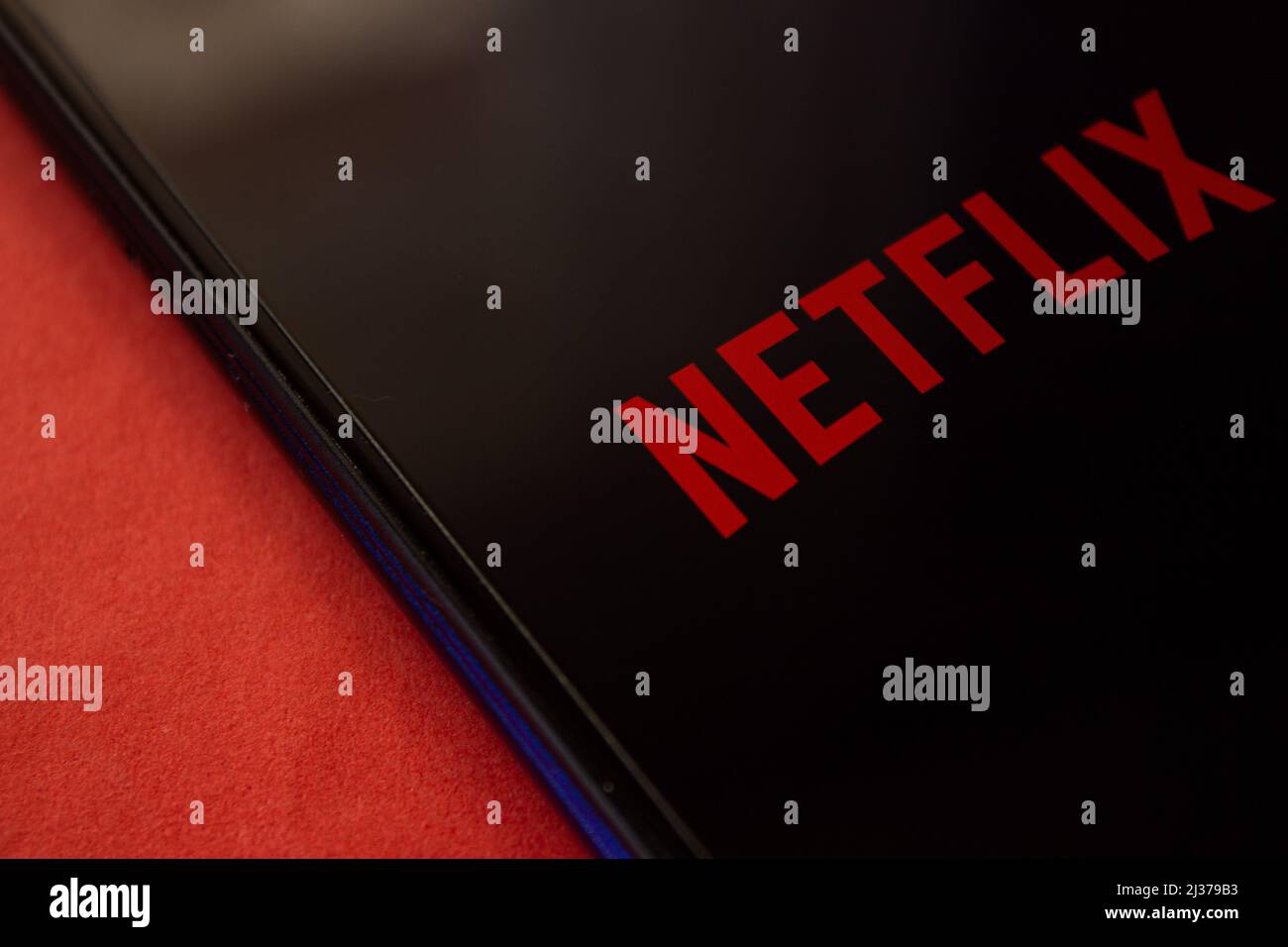 Logo Netflix sullo schermo dello smartphone. Il servizio broadcasting Netflix più diffuso. Afyonkarahisar, Turchia - 4 aprile 2022. Foto Stock