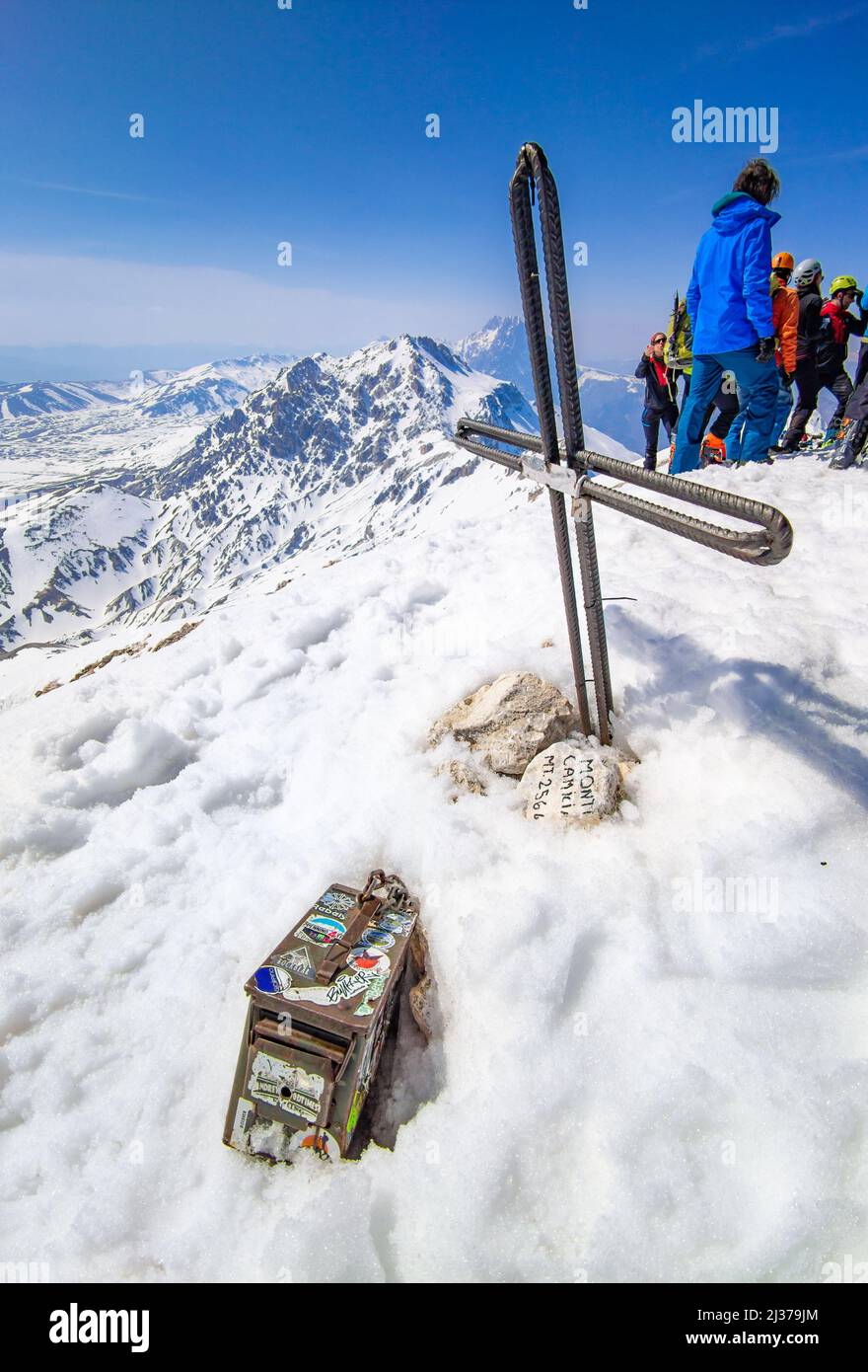 Monte Camicia (Italia) - una vetta della montagna chiamata Gran Sasso, centro Italia, regione Abruzzo, con alpinisti che praticano il trekking con la neve Foto Stock