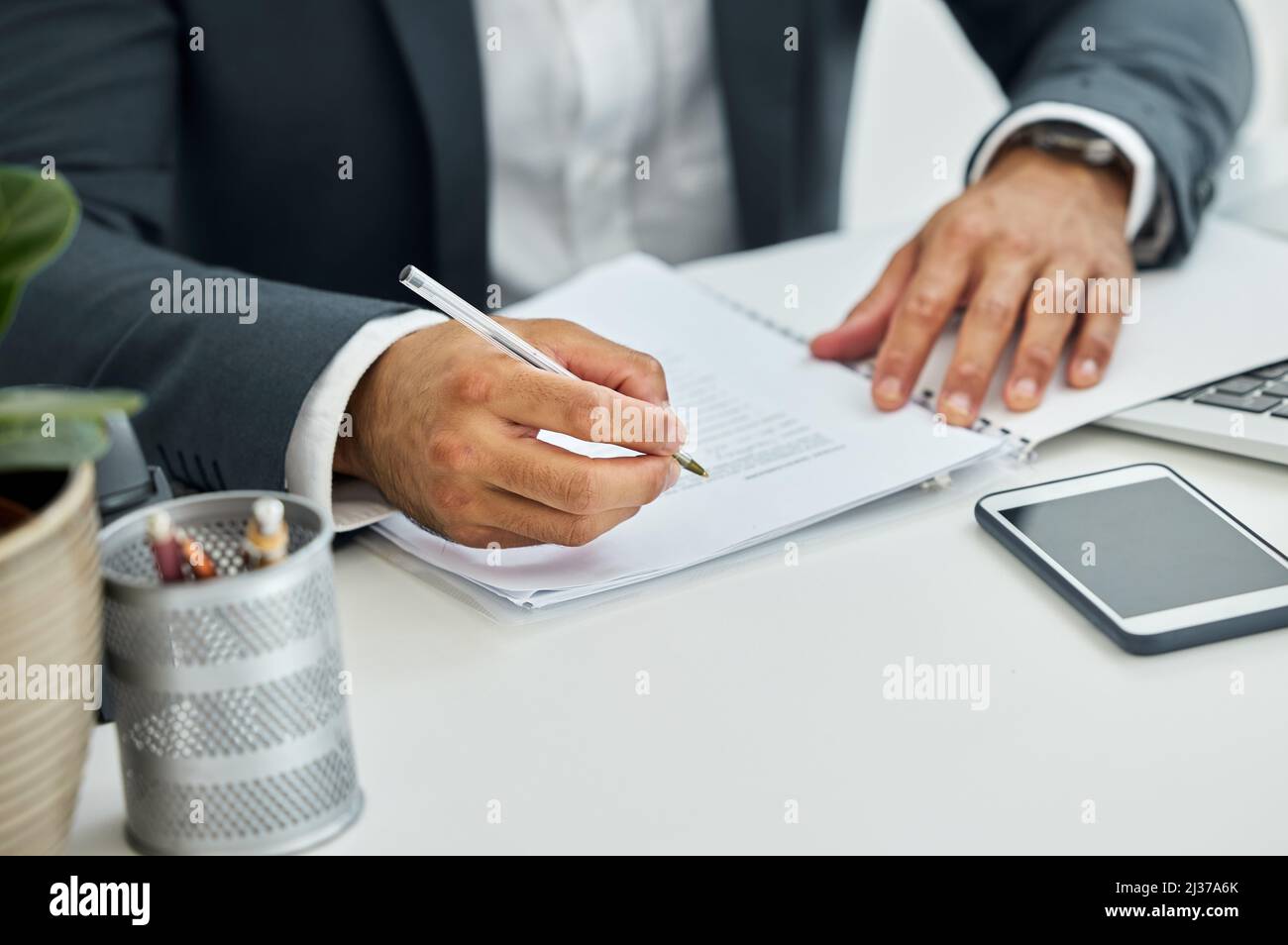 Nessuna vibrazione familiare al mio tempo, im tutto nuovo. Scatto di un uomo d'affari irriconoscibile che fa lavoro di ufficio alla scrivania. Foto Stock