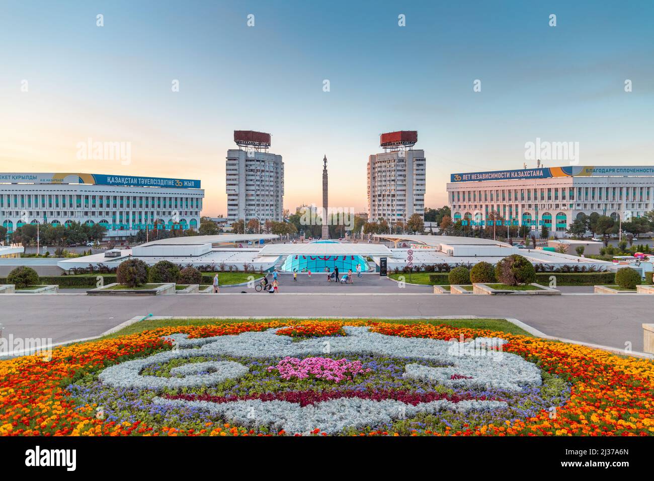 Piazza della Repubblica di Almaty con letto di fiori e monumento indipendente. Almaty, Kazakistan - 05 settembre 2021 Foto Stock