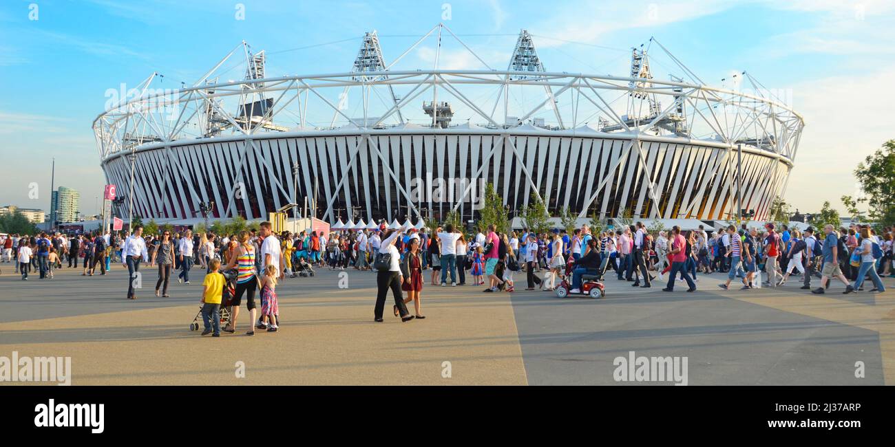 Stadio delle Olimpiadi di Londra 2012 folle di spettatori che camminano tra i luoghi dello sport nel parco olimpico al Paralympic Games Stratford Newham England UK Foto Stock