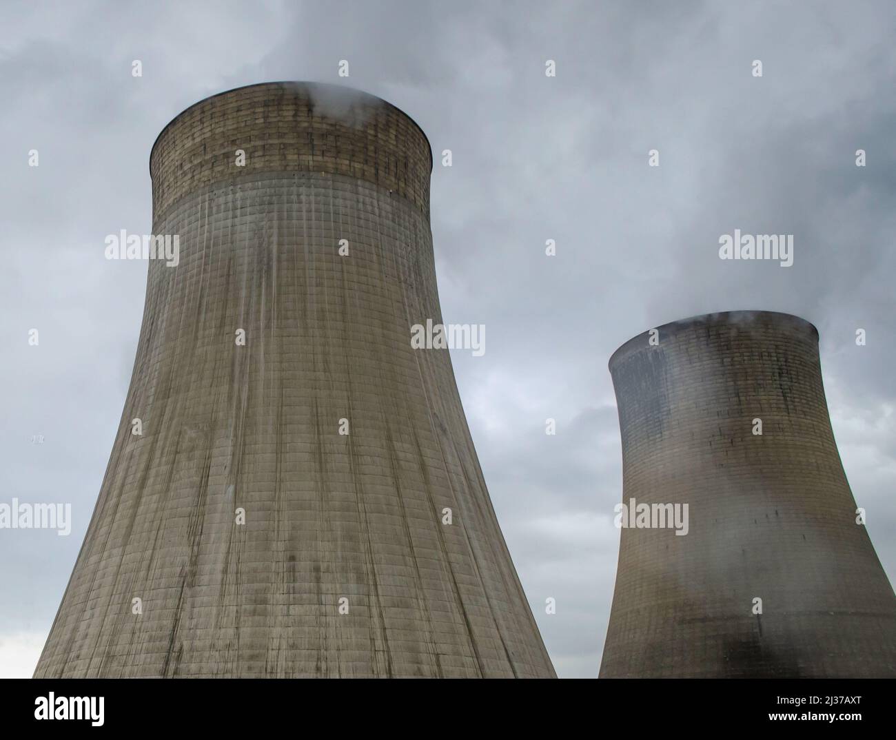 Vapore che sale dalle torri di raffreddamento della centrale di carbone. Foto Stock