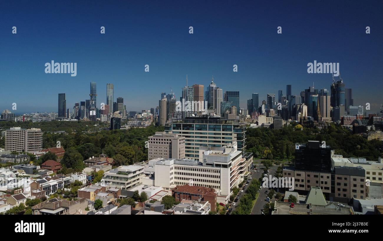 Foto aerea del quartiere dell'ospedale di East Melbourne e dei Giardini Fitzroy con il CBD di Melbourne sullo sfondo Foto Stock