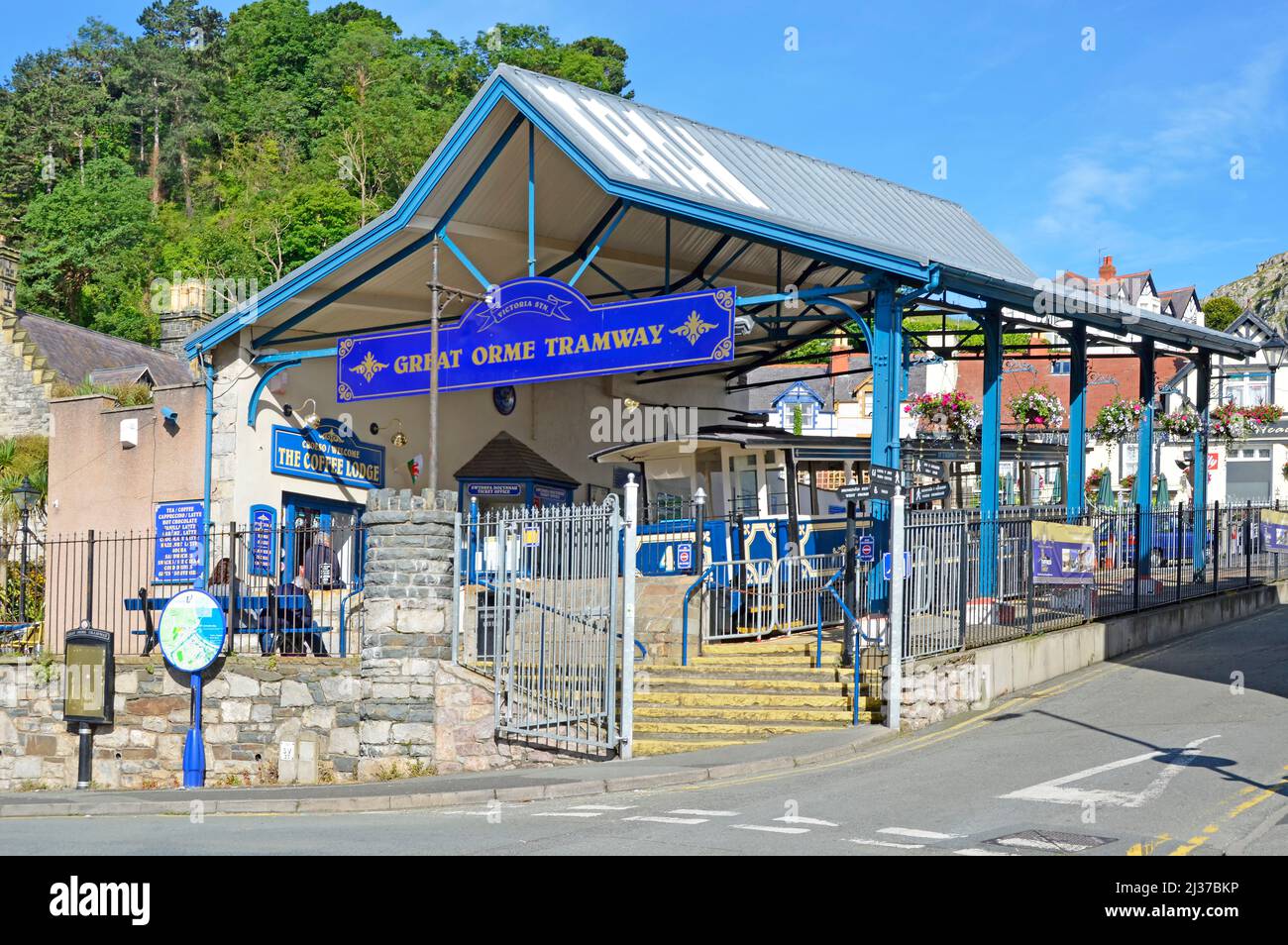 Victoria stazione del tram edificio a Llandudno all'inizio del vittoriano Grande Orme cabinovia trainato alla cima del promontorio di riferimento nel Galles del Nord Regno Unito Foto Stock