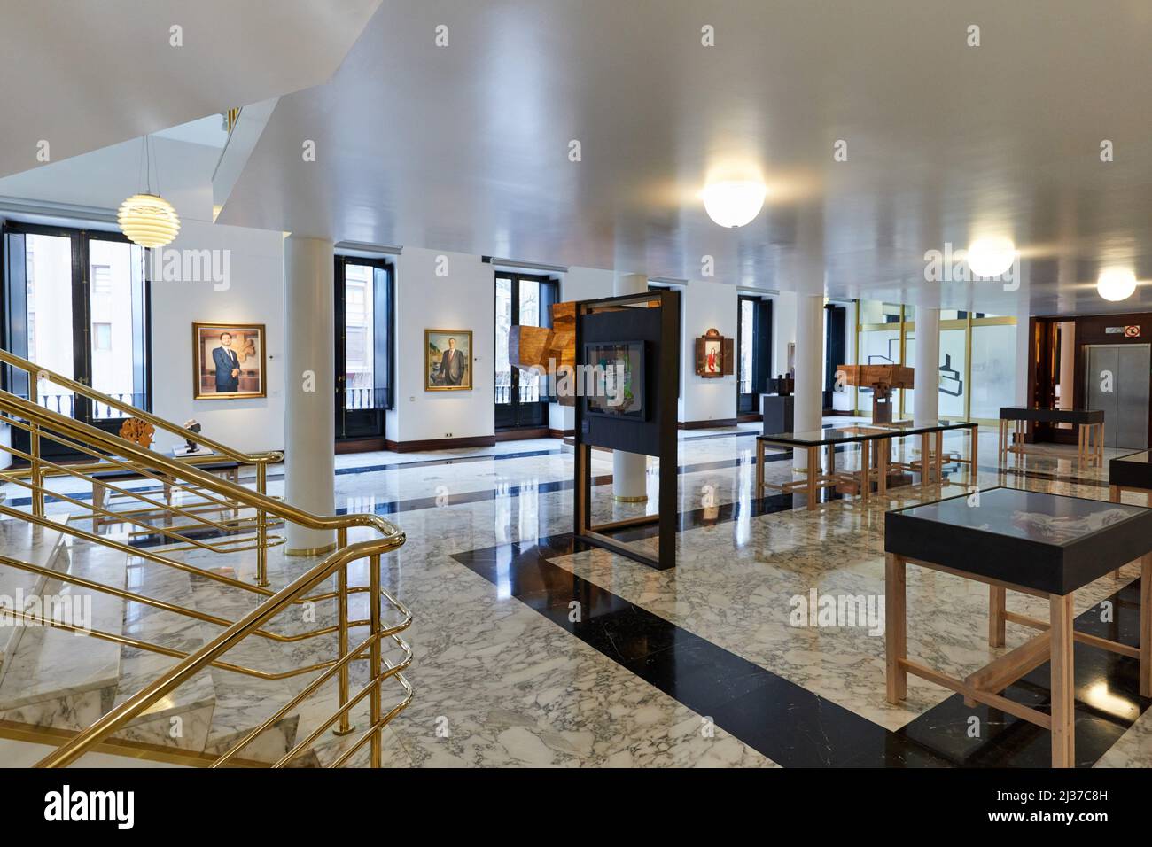 Hall donde se exponen los retratos de los presidentes y presidentas que ha tenido la institución, Eusko Legebiltzarra, Parlamento Vasco, Vitoria, Foto Stock