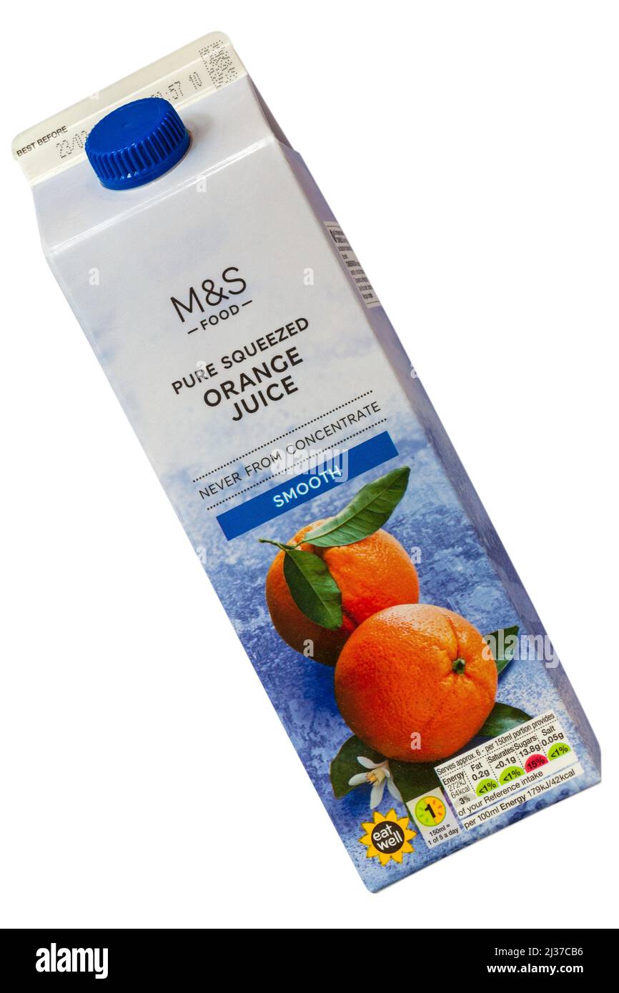 Cartone di M&S succo d'arancia puro spremuto mai da concentrato liscio isolato su sfondo bianco Foto Stock