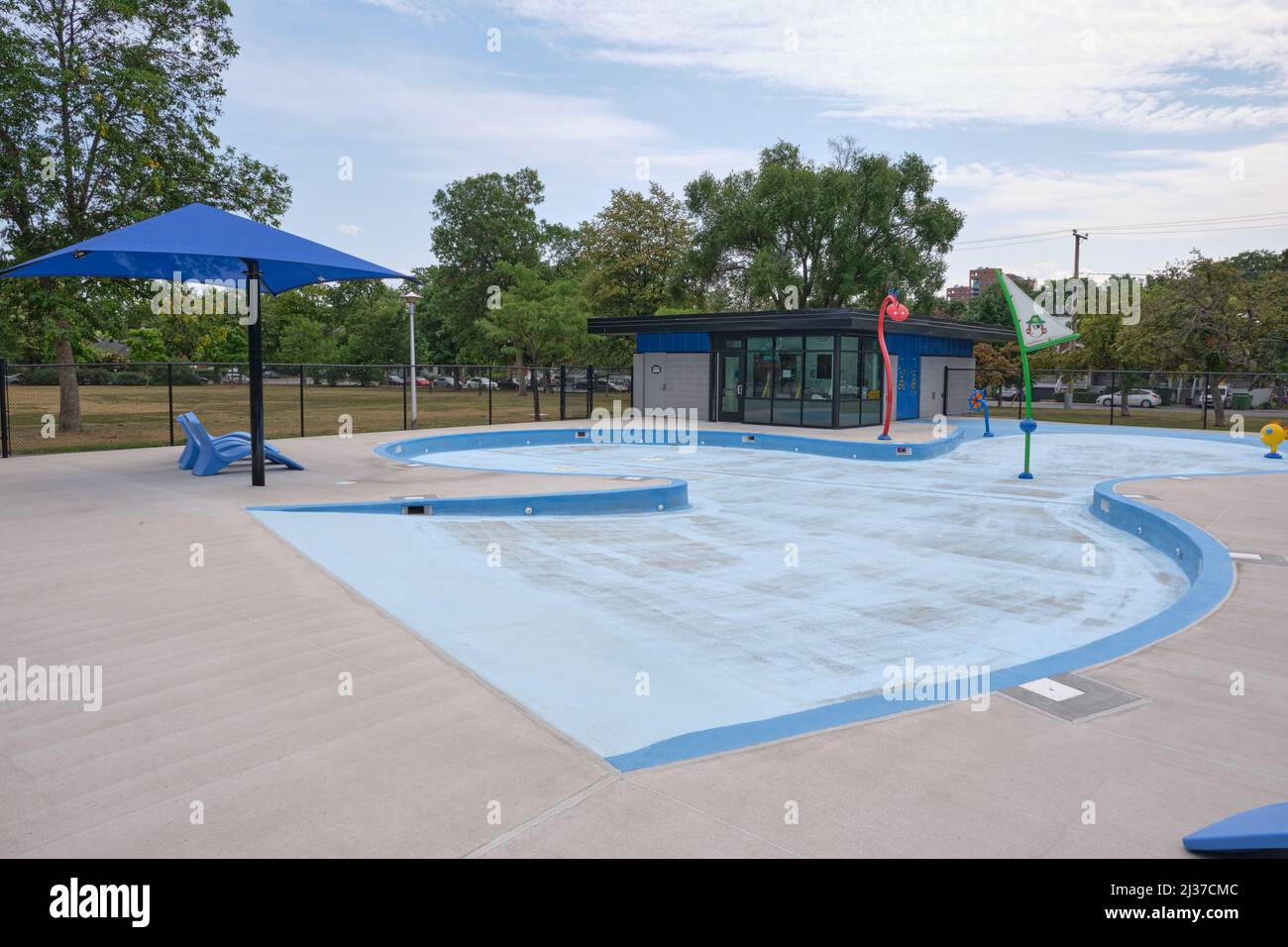 Piscina per bambini vuota alla fine della stagione estiva Foto Stock