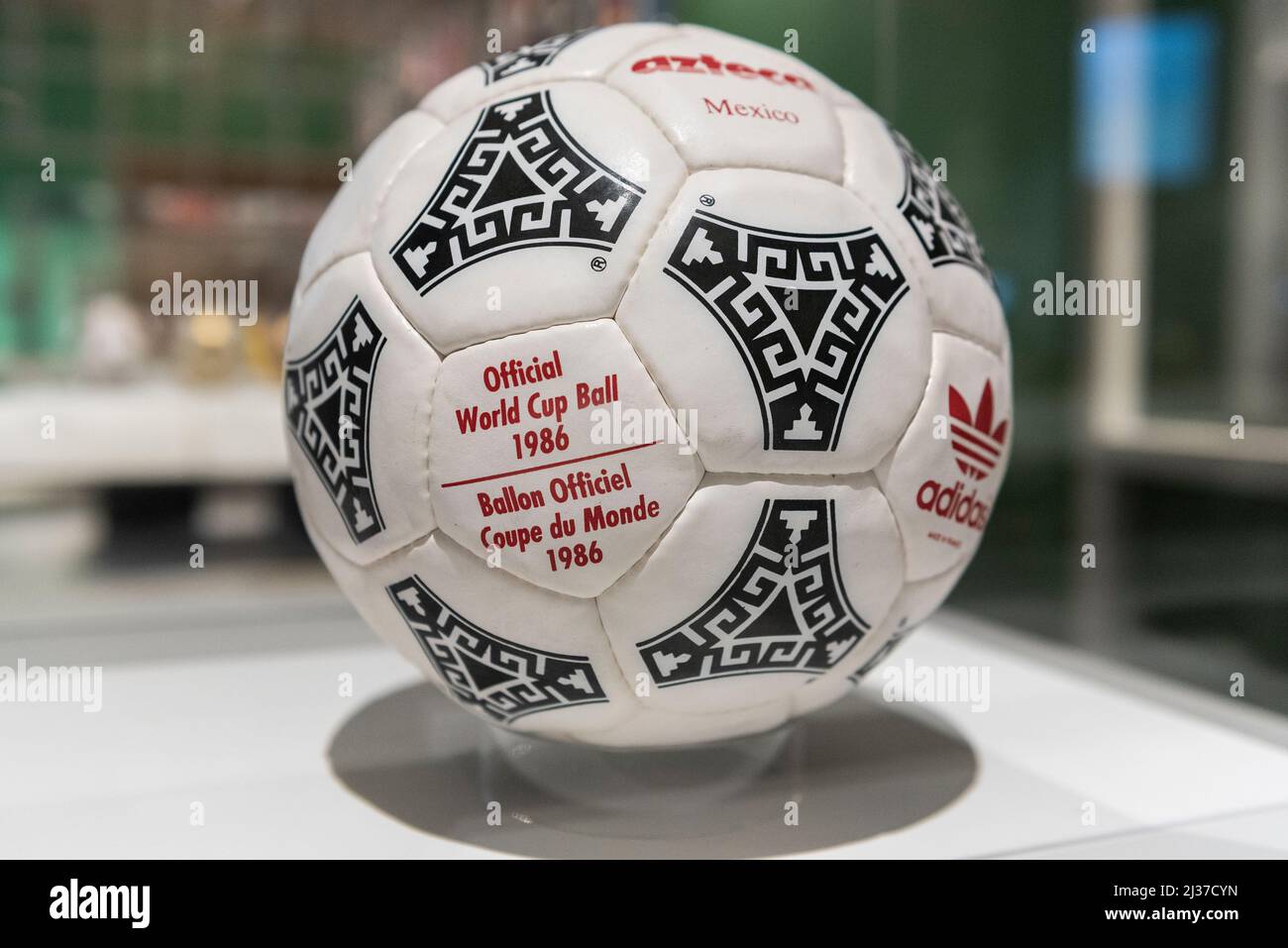 Londra, Regno Unito. 6 aprile 2022. 'adidas Azteca football', 1986.  Anteprima di 'Football: Designing the Beautiful Game', una nuova mostra al  Design Museum che celebra come il design abbia influenzato lo sport
