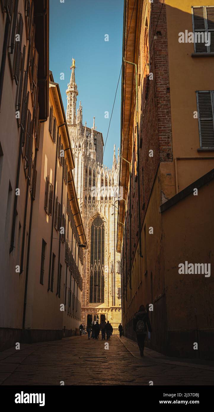 Vista sul Duomo di Milano da una stradina laterale Foto Stock