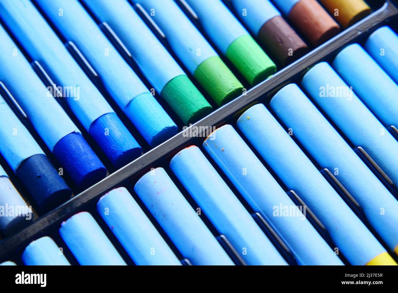 Dettaglio di disegno matite a colori in una scatola Foto Stock
