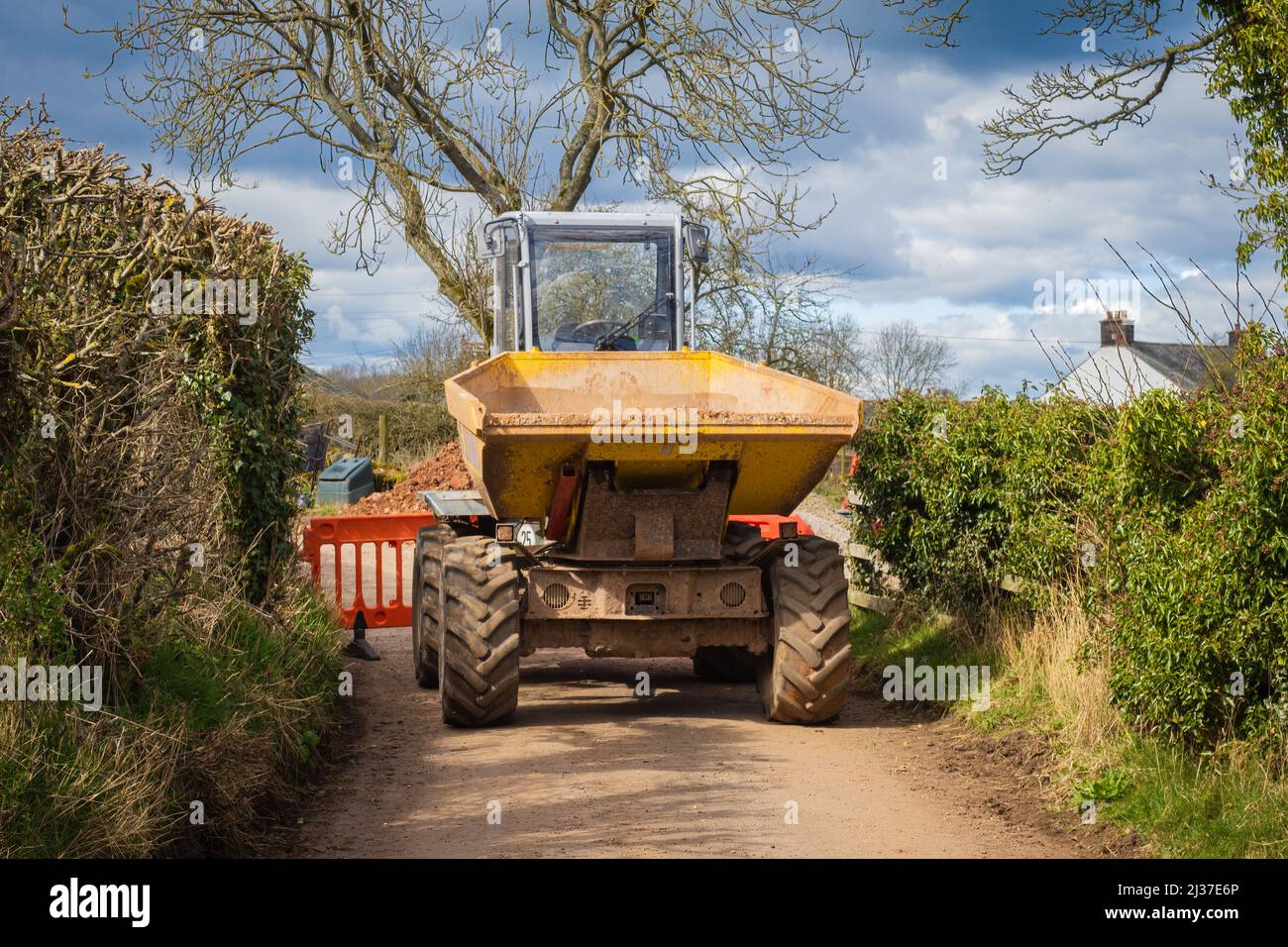 02.04.2022 Rutter Mill, Appelby, Cumbria, Regno Unito. Camion di scarico parcheggiato e bloccare il Dales High Way vicino al villaggio di Hoff in Cumbria Foto Stock