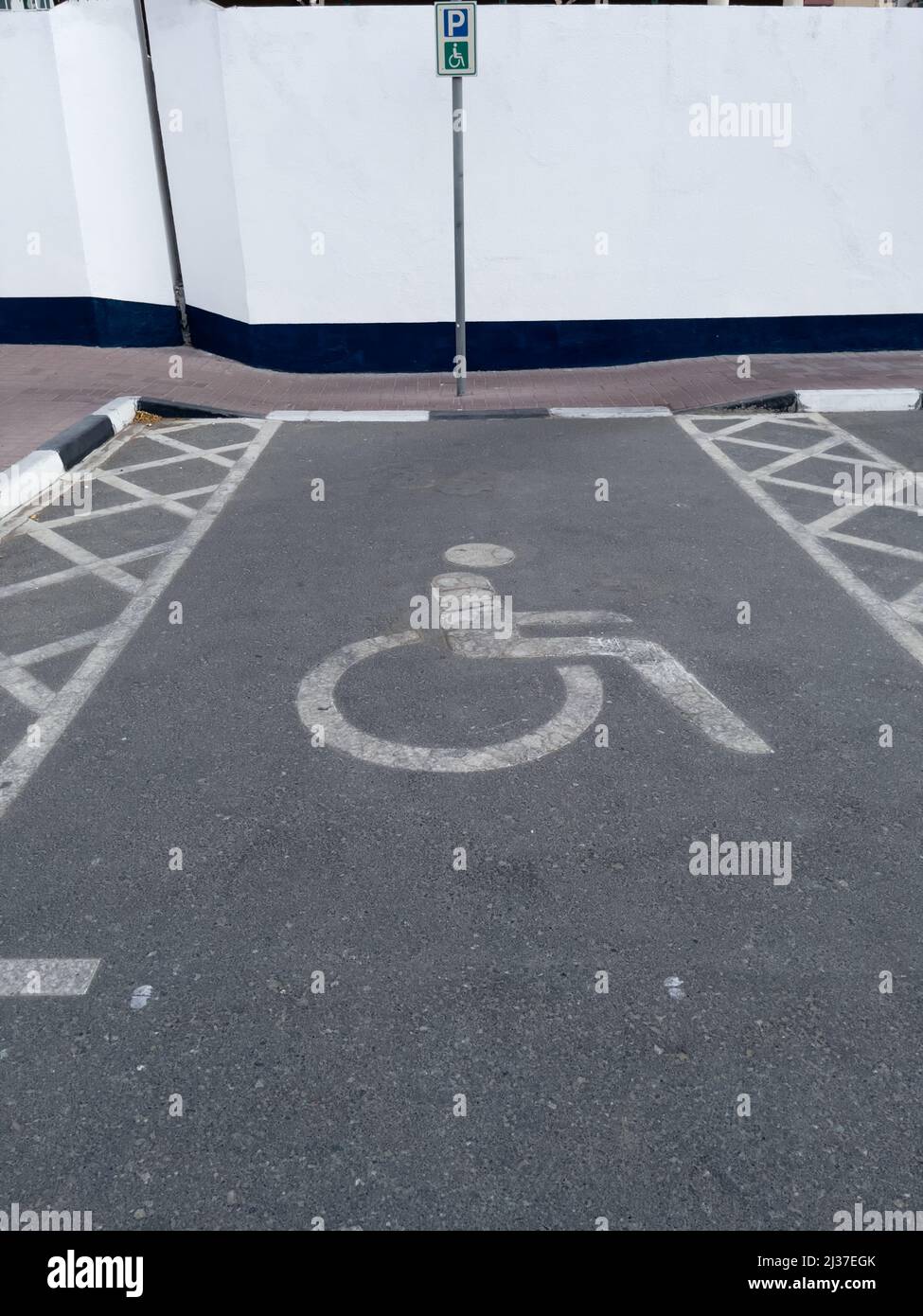 Posto auto riservato ad autisti con disabilità in un parcheggio pubblico a Dubai, Emirati Arabi Uniti. Foto Stock