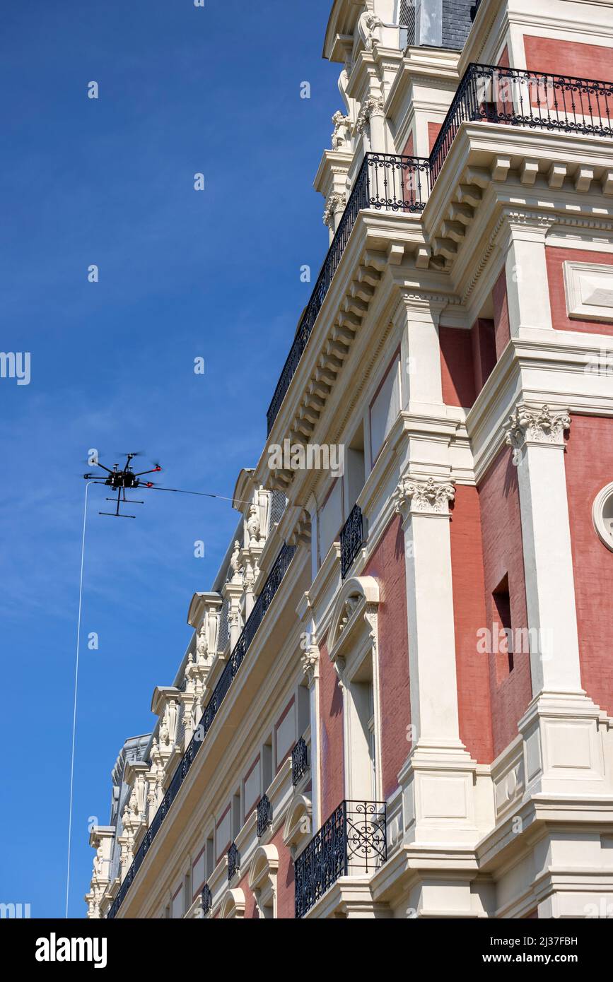 Pulizia della facciata dell'Hôtel du Palais di Biarritz con un drone (Pirenei Atlantici - Francia). Foto Stock