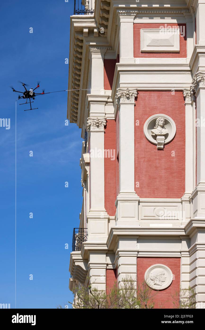 Pulizia della facciata dell'Hôtel du Palais di Biarritz con un drone (Pirenei Atlantici - Francia). Foto Stock