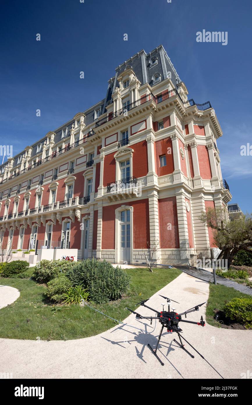 Pulizia della facciata dell'Hôtel du Palais di Biarritz con un drone (Pirenei Atlantici - Francia). Foto Stock