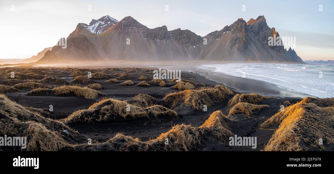 Vestrahorn montagna e la sua spiaggia di sabbia nera in Islanda del Sud Foto Stock