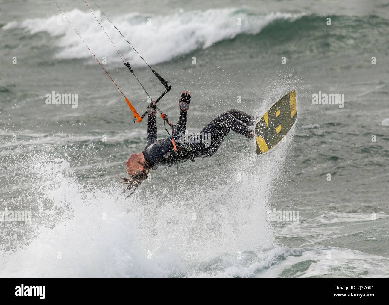 Garrylucas, Cork, Irlanda. 06th aprile 2022. In una giornata intensa un kite surfer sfrutta le condizioni meteorologiche a Garrylucas, Co. Cork, Irlanda. - Credit; David Creedon / Alamy Live News Foto Stock