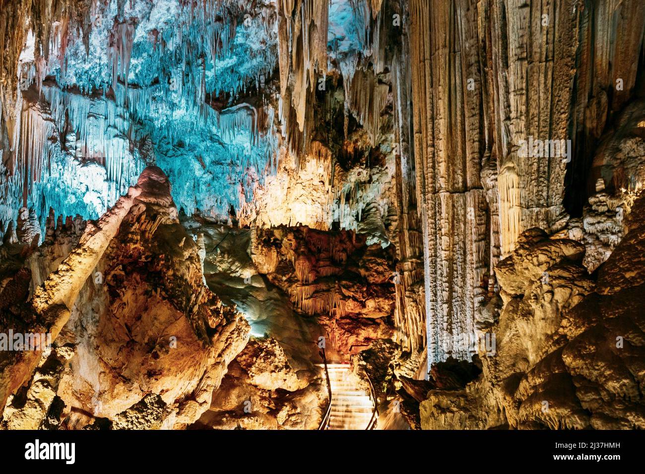 Nerja, Spagna. Cuevas De Nerja - Grotte famose. Natural Landmark e una delle principali attrazioni turistiche della Spagna. Rocce diverse, stalattiti e. Foto Stock