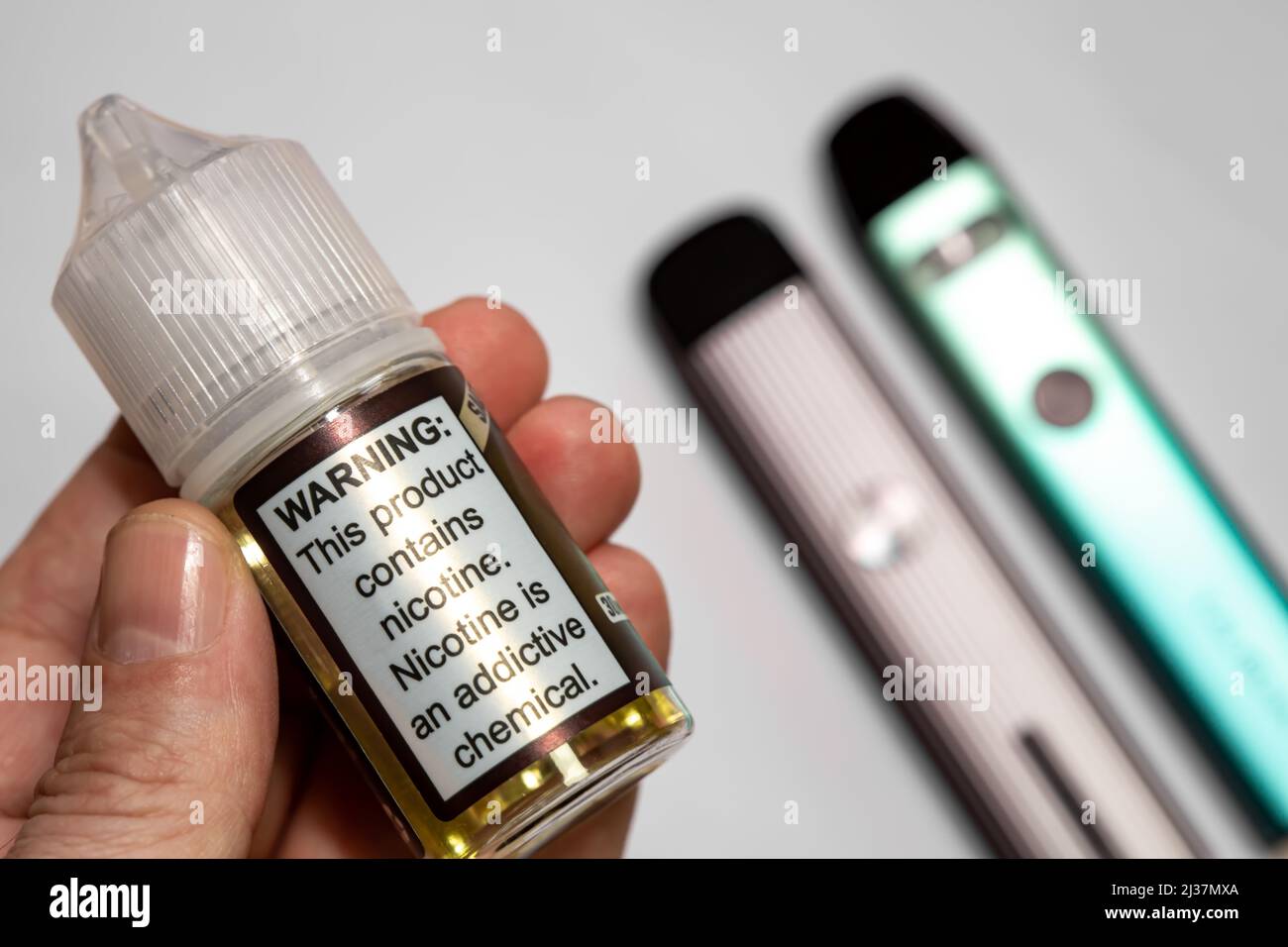 negozi liquidi sigarette elettroniche Flacone di liquido vaping immagini e fotografie stock ad alta risoluzione