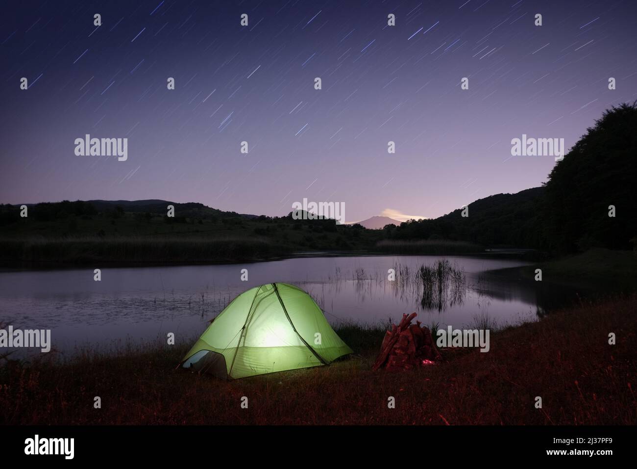 Notte tranquilla sul lago con tenda nel Parco dei Nebrodi, Sicilia Foto Stock