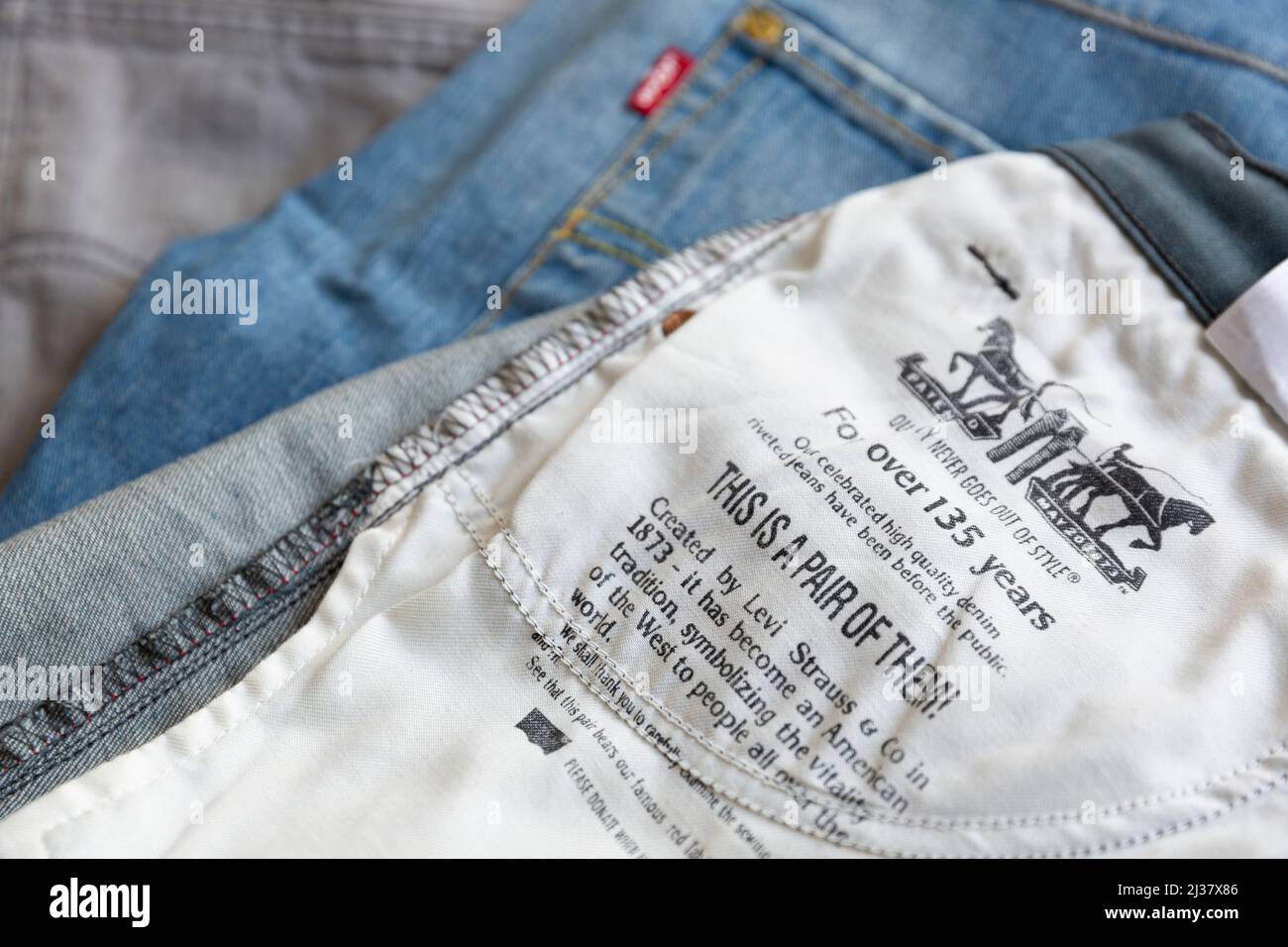 MADRID, SPAGNA - 3 APRILE 2022: Primo piano dell'interno della tasca di un'edizione speciale di un paio di jeans con il logo del famoso americano Foto Stock