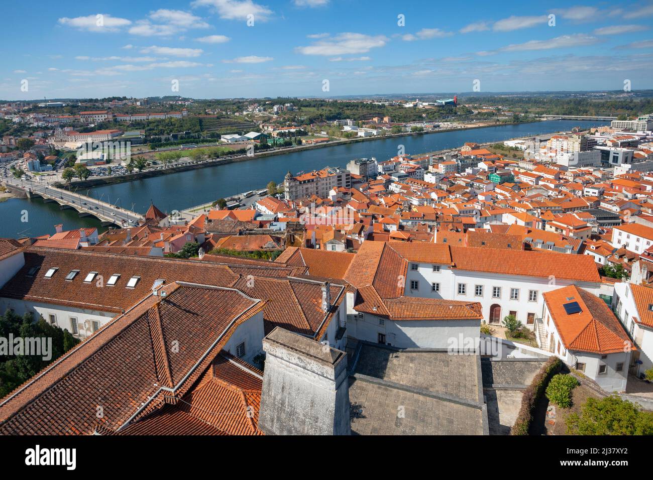 Europa, Portogallo, Provincia di Beira Litoral, Coimbra, vista sul centro storico e sul fiume Mondego dall'edificio Via Latina. Foto Stock