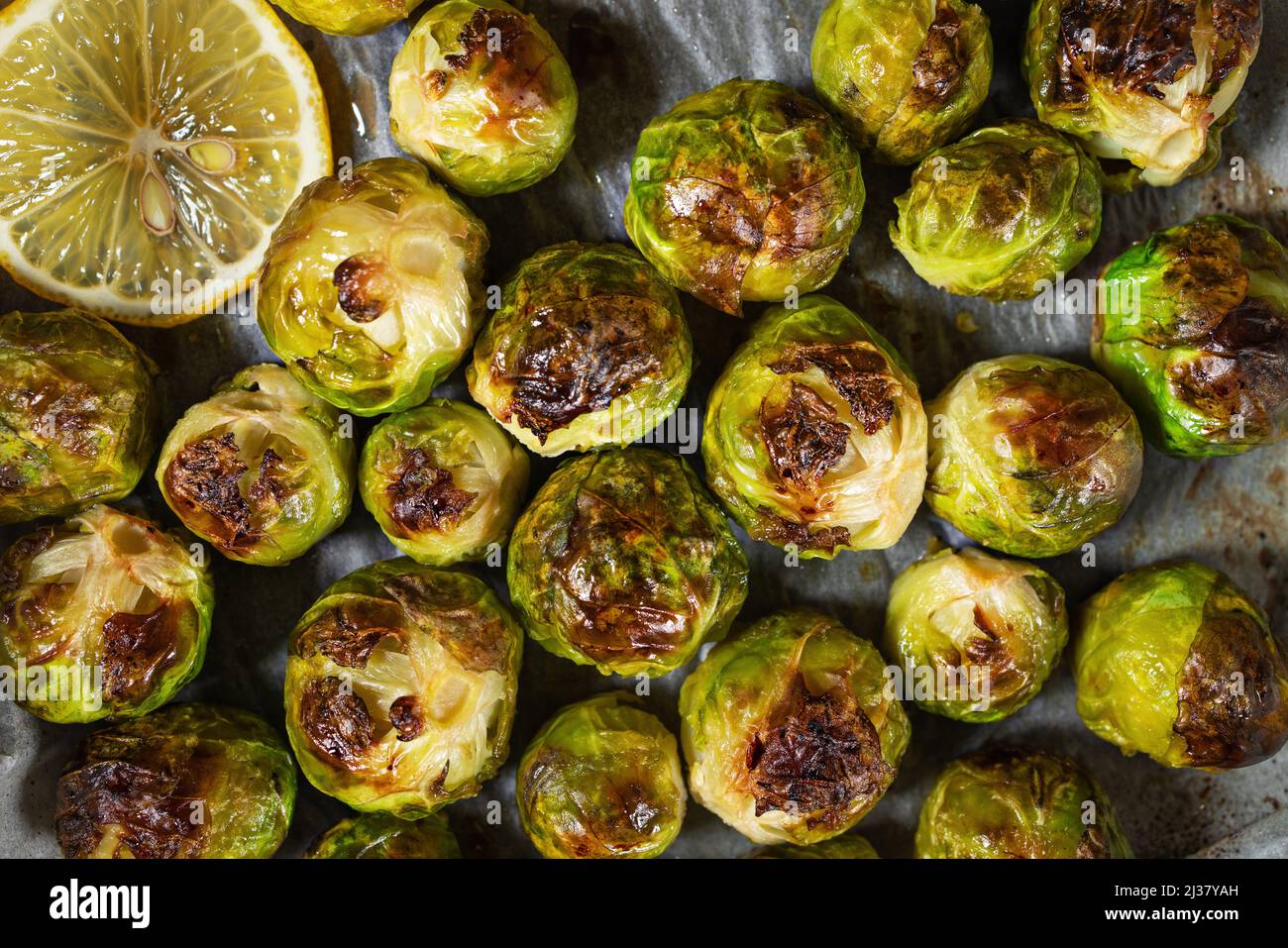 Buon Vegan Burger. Hamburger su un tavolo di legno. Foto Stock