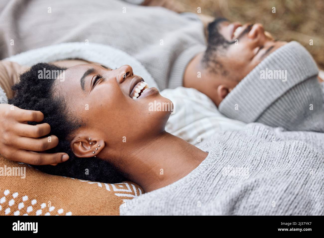 Il vostro punto di vista è sempre così illuminante. Shot di una giovane coppia sdraiata insieme mentre si accampano. Foto Stock