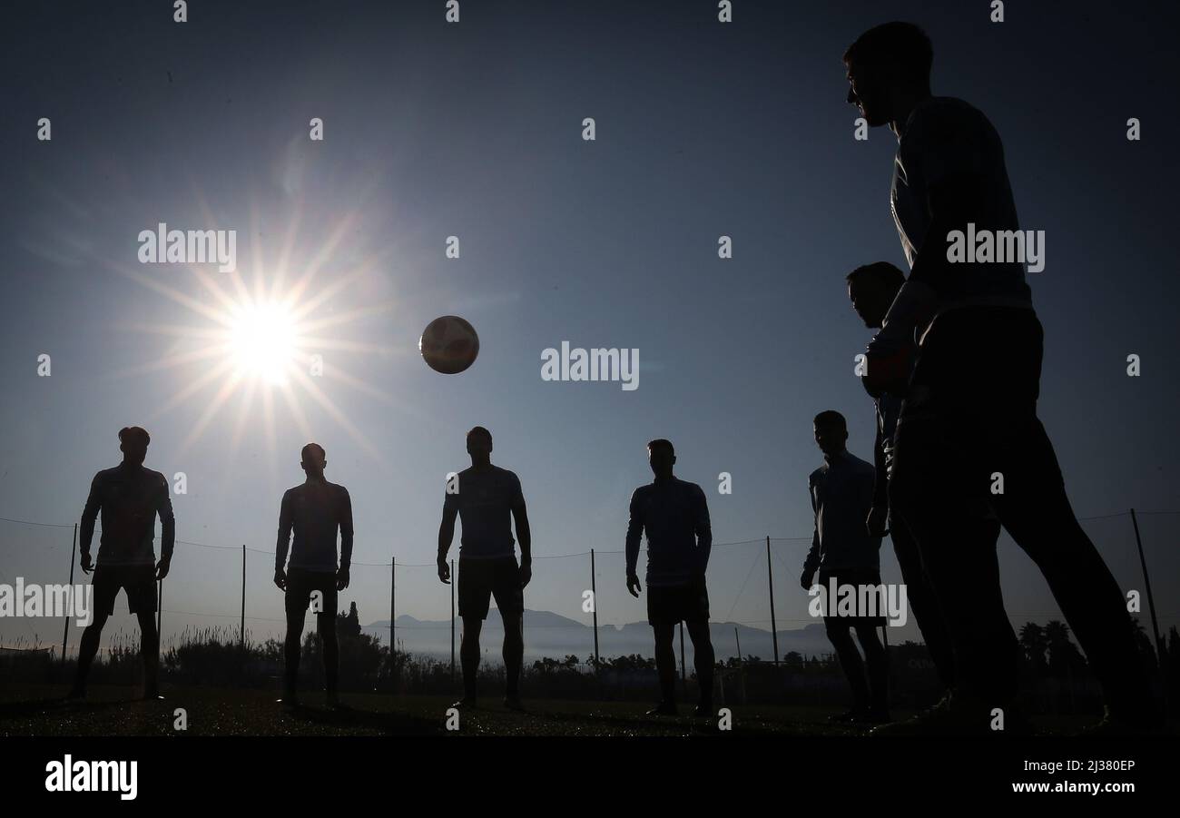 Schattenspiele unter der spanischen Sonne Fussballer unter der spanischen Sonne , Calcio sotto Spanisch Sun Wintertrainingslager in Oliva / Valencia © diebilderwelt / Alamy Stock Foto Stock