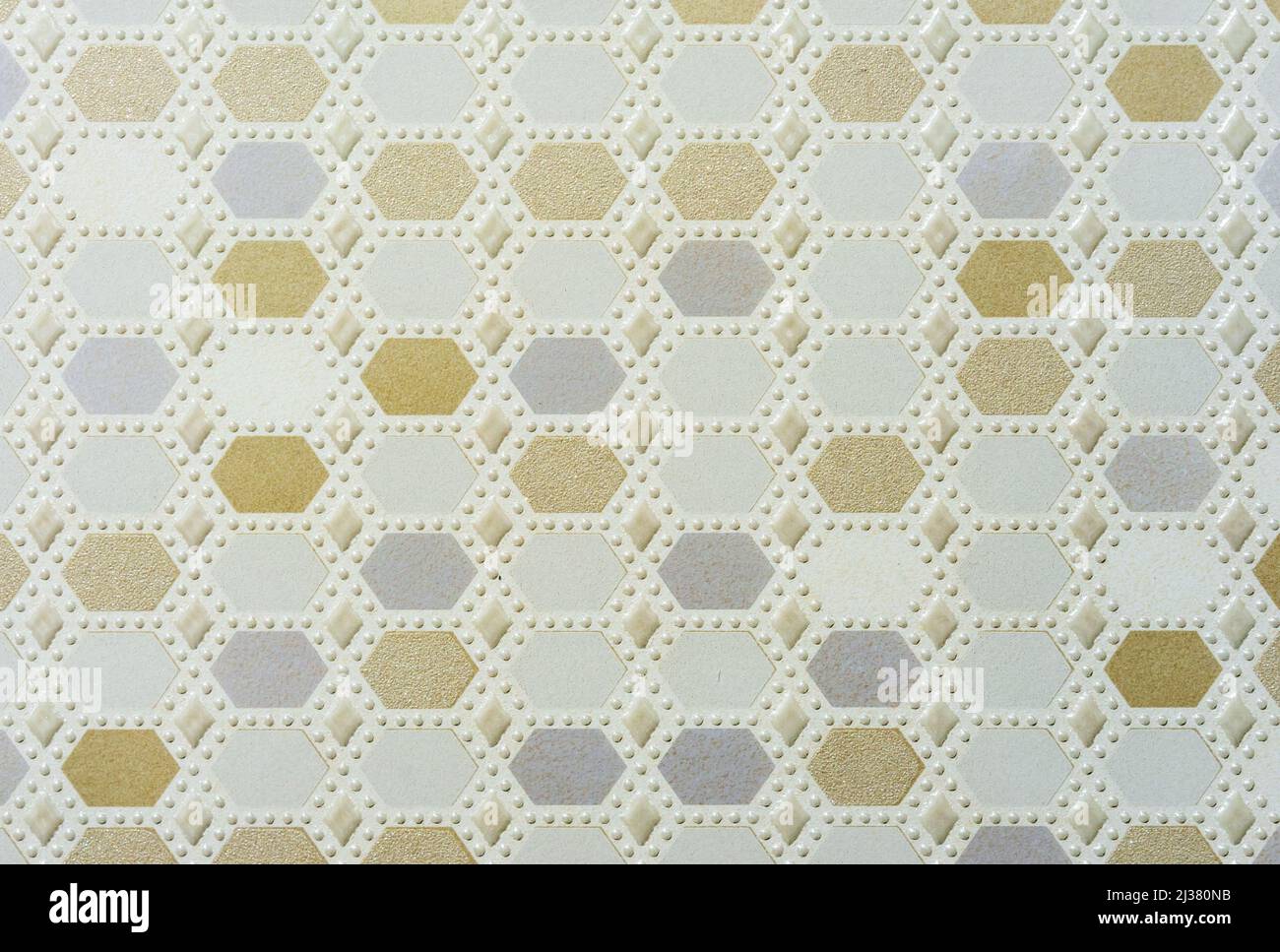 Piastrelle in ceramica con forme geometriche gialle e blu e pallini bianchi voluminosi. Foto Stock