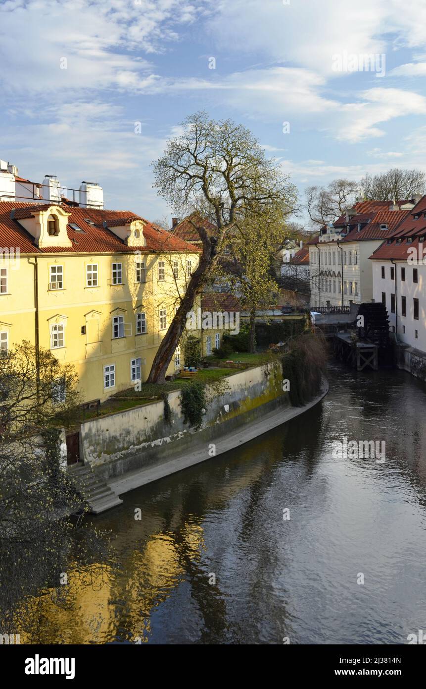 Il torrente del Diavolo (Čertovka) divide l'isola di Kampa dalla città minore di Praga Repubblica Ceca. Foto Stock