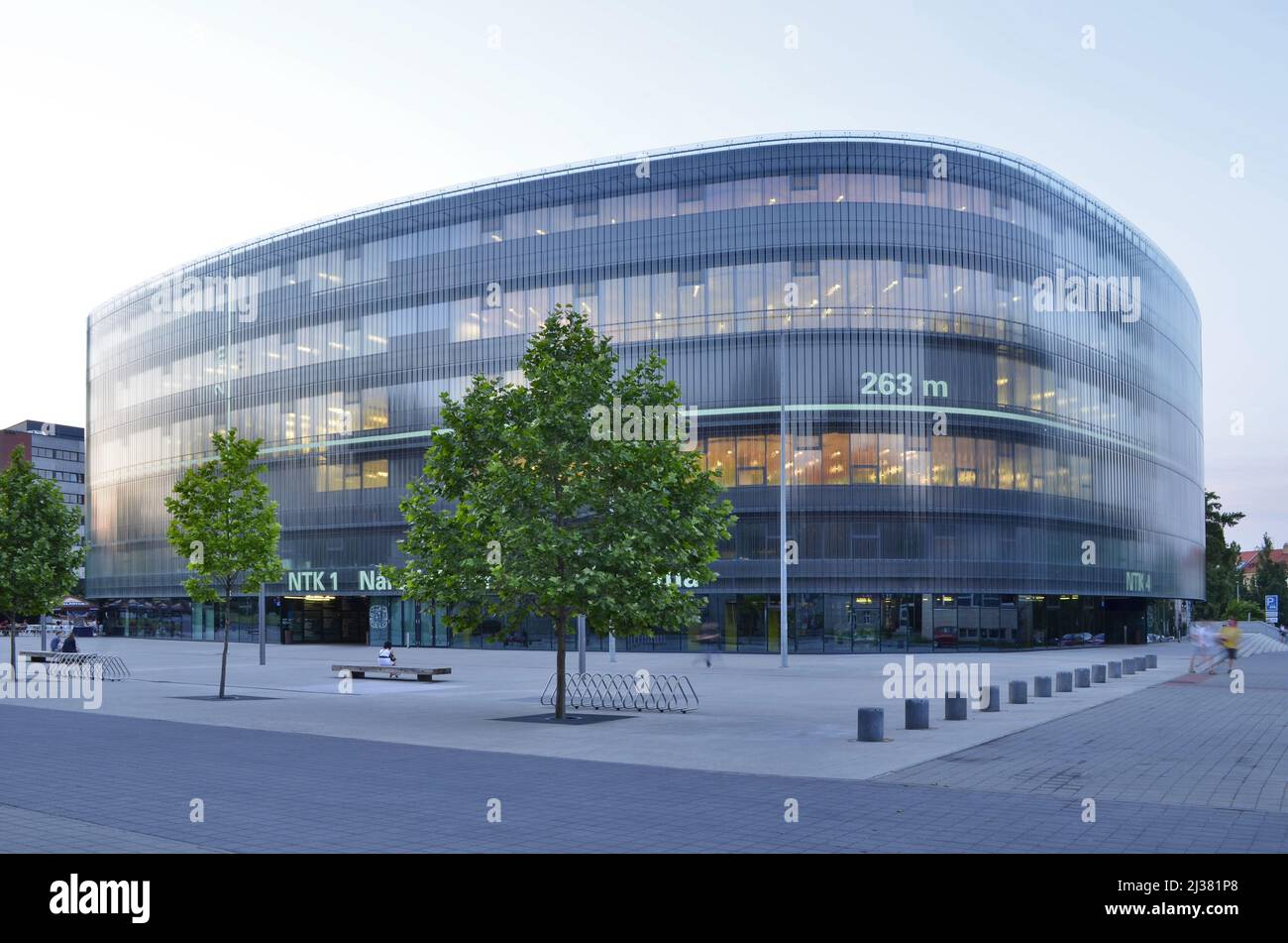 National Library of Technology - moderno edificio in vetro esterno a Praga Repubblica Ceca. Foto Stock