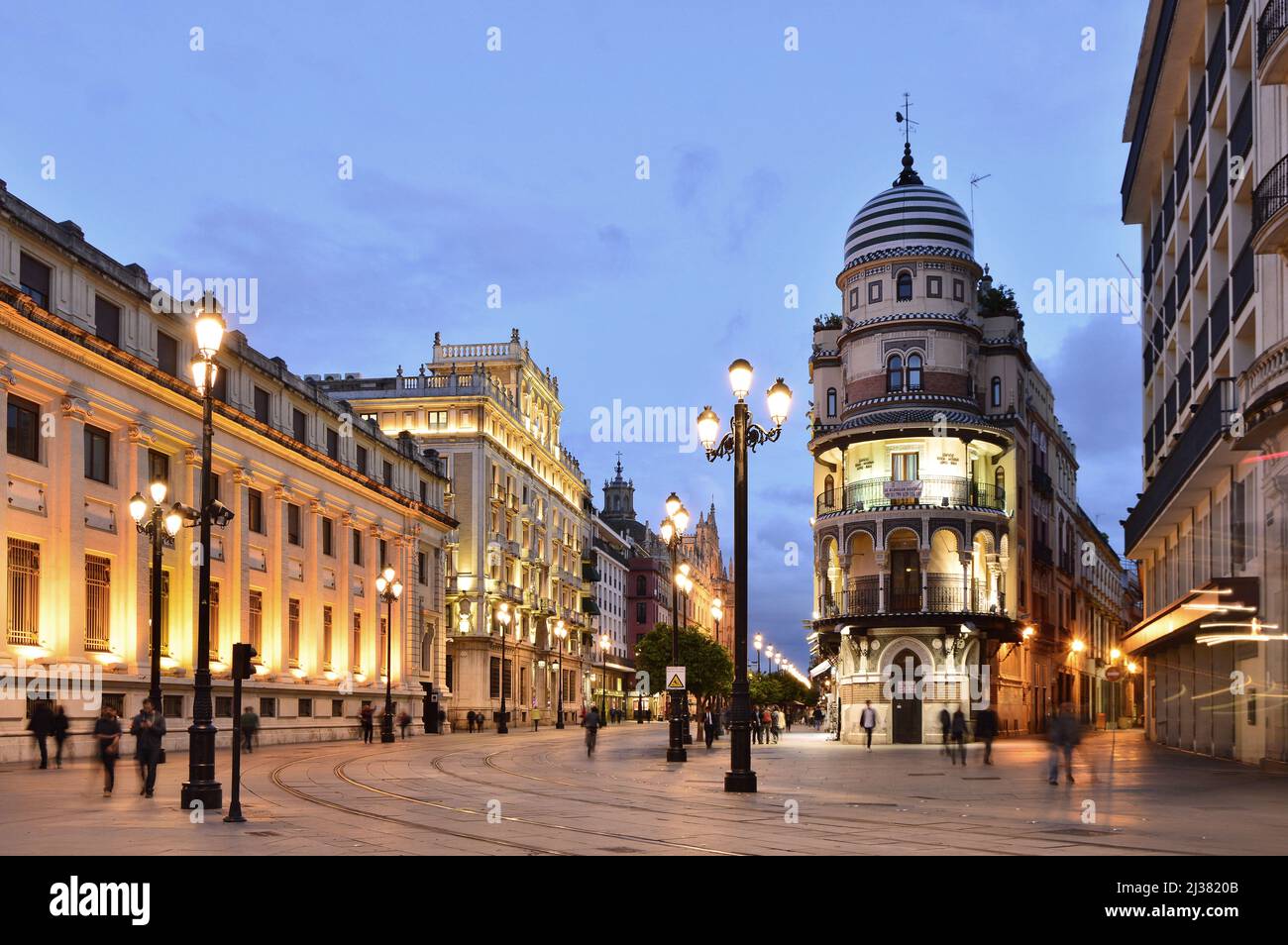 Edificio la Adriatica - architettura in stile eclettico sulla Avenida de la Constitución al tramonto a Siviglia Andalusia Spagna. Foto Stock