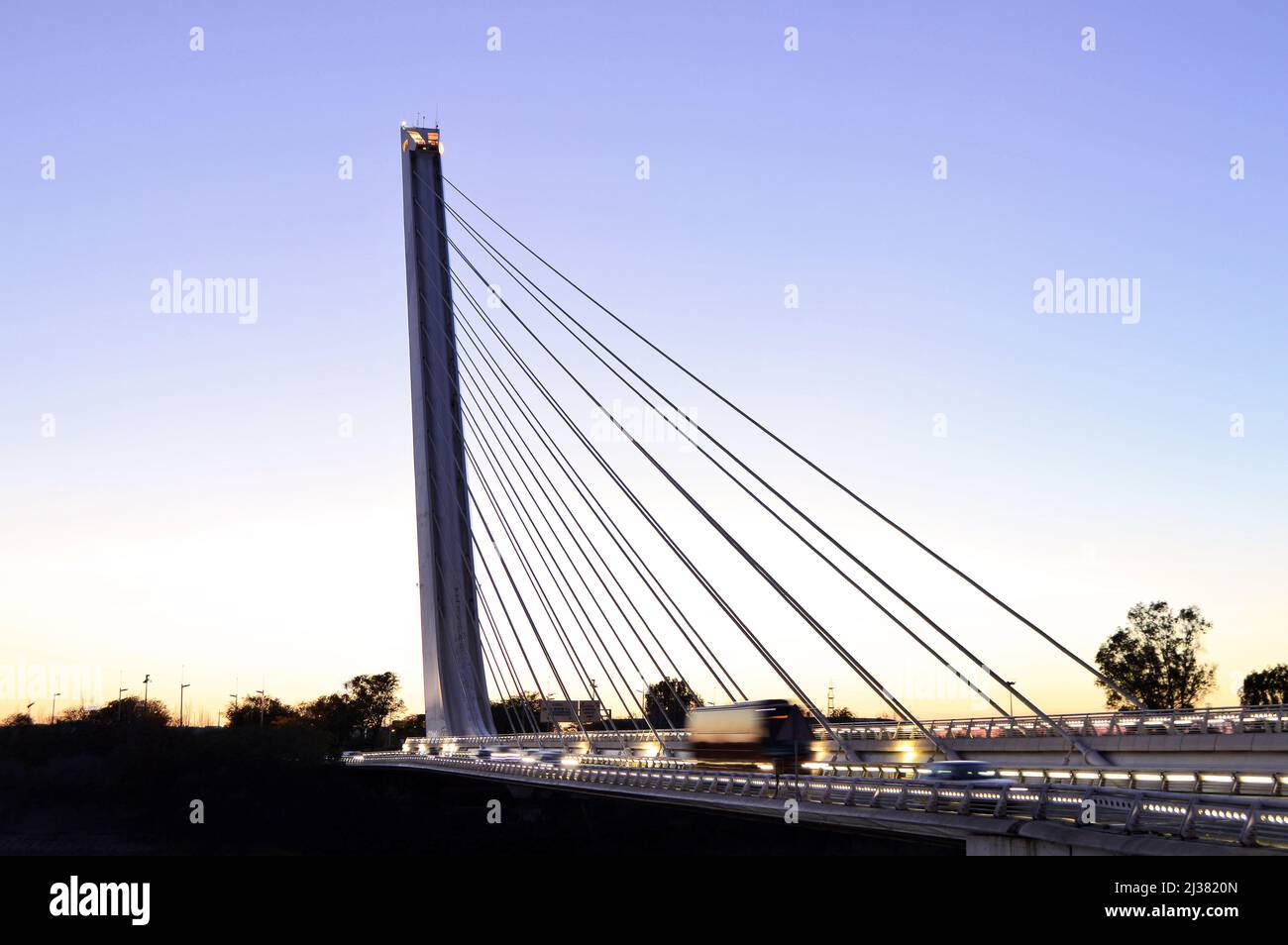 Moderno Puente del Alamillo, ponte cabinatoio al tramonto a Siviglia Andalusia Spagna. Progettato dall'architetto Santiago Calatrava. Foto Stock