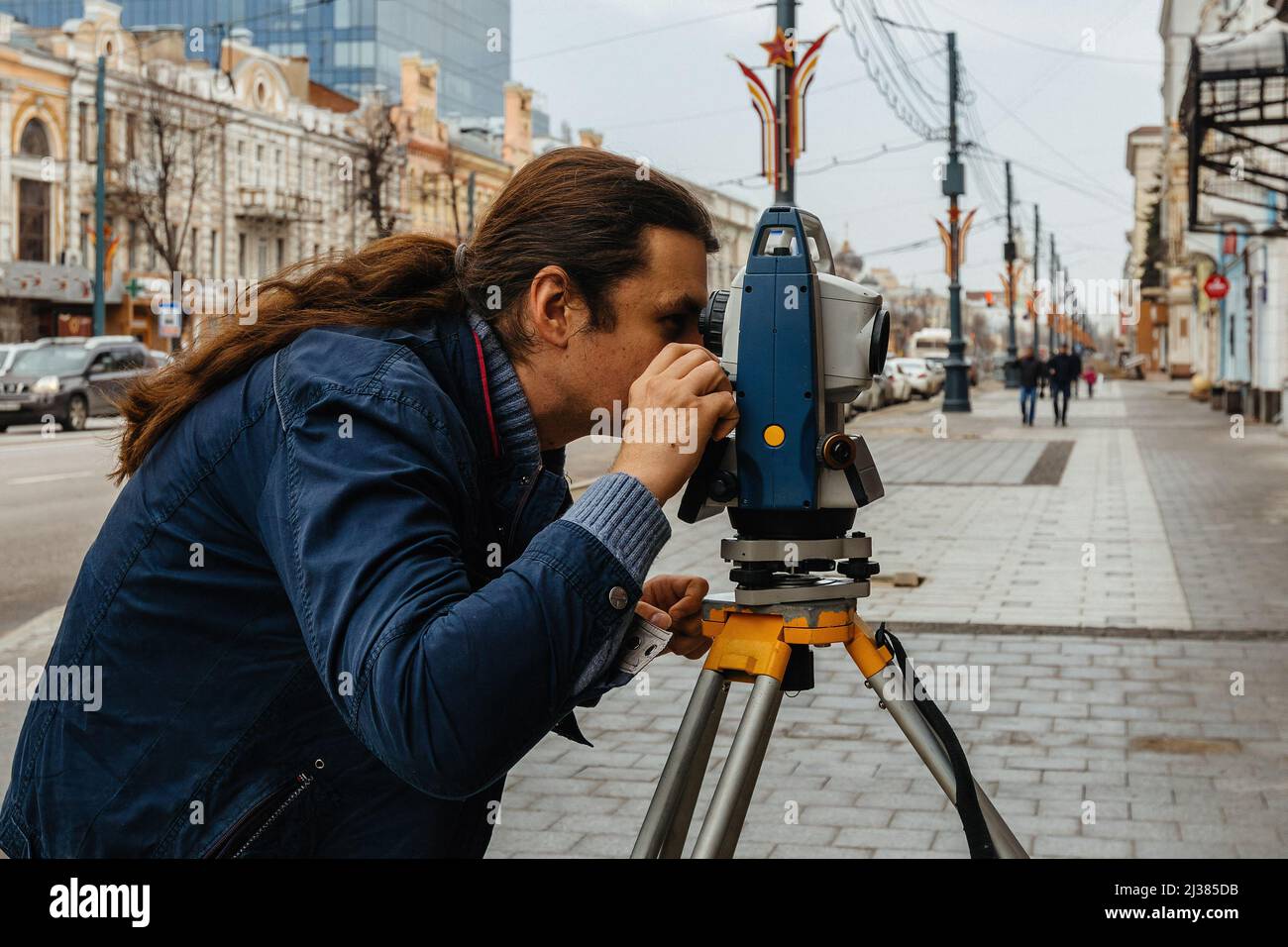 Ingegnere Surveyor che misura con una teodolite Foto Stock