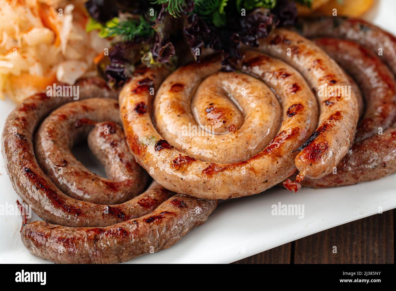 Salsicce grigliate assortite con crauti Foto Stock