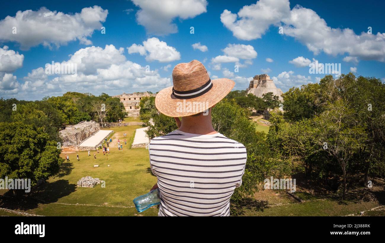 Uomo che guarda le rovine Maya in Messico Foto Stock