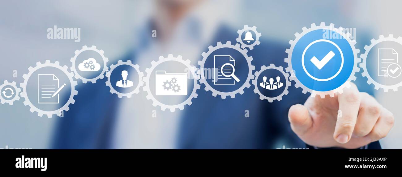 Gestione e automazione dei processi aziendali con la persona che convalida i documenti nel flusso di lavoro. Trasformazione digitale, BPM e RPA per aumentare l'efficienza e. Foto Stock