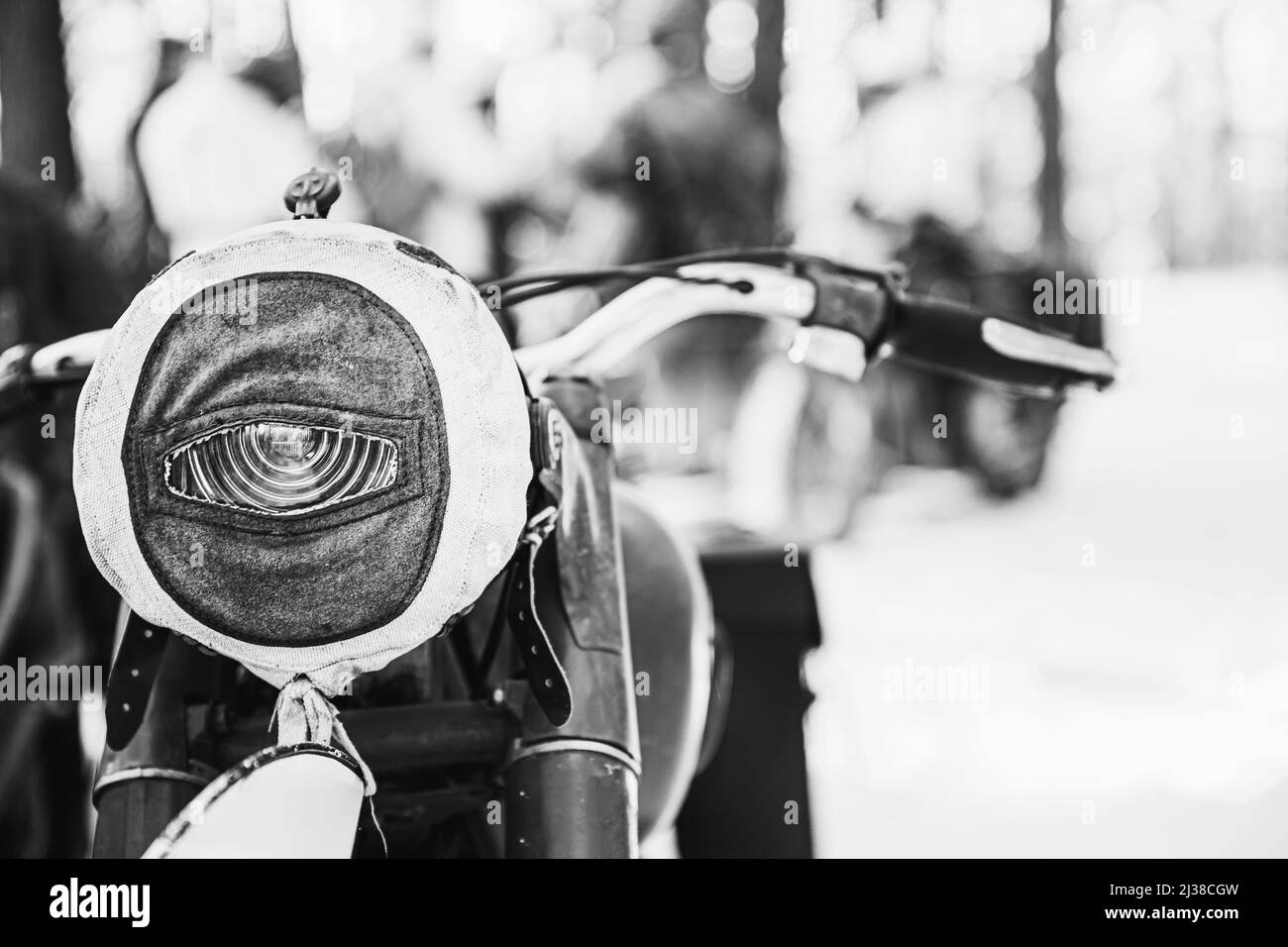 Old Tricar, moto a tre ruote di Wehrmacht, forze Armate della Germania della seconda Guerra Mondiale tempo nella Foresta d'Inverno. Foto in bianco e nero Foto Stock