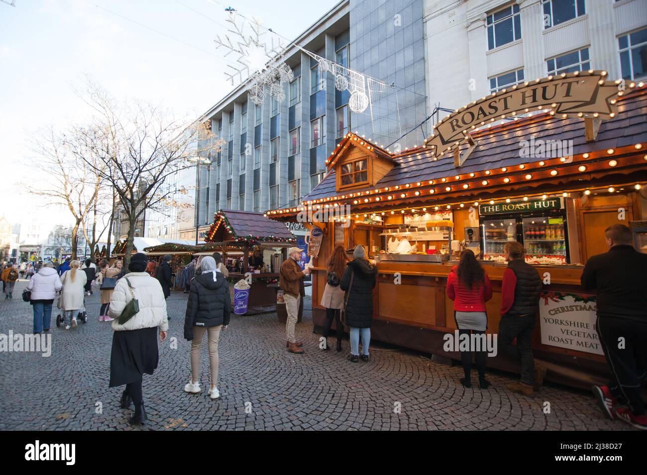 Vista di un mercatino di Natale a Fargate a Sheffield nel Regno Unito Foto Stock