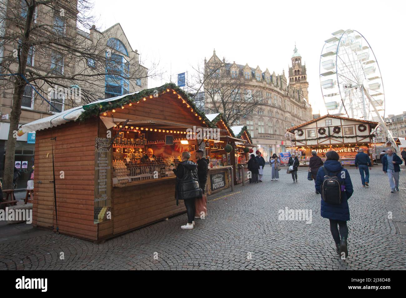 Vista di un mercatino di Natale a Fargate a Sheffield nel Regno Unito Foto Stock