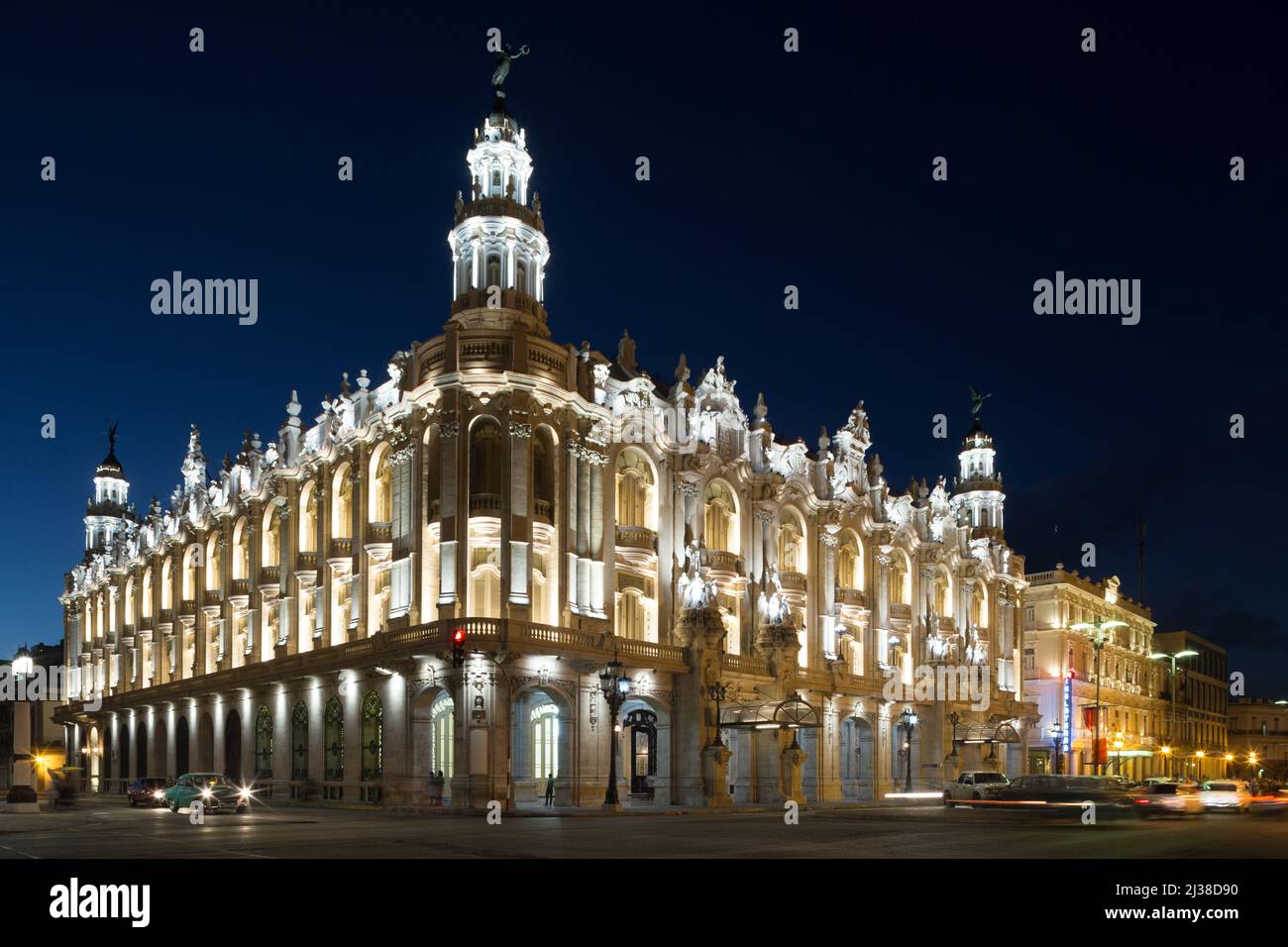 Havana, Cuba, Gran Teatro de la Habana al crepuscolo. Questo teatro ospita il Balletto Nazionale Cubano. Foto Stock